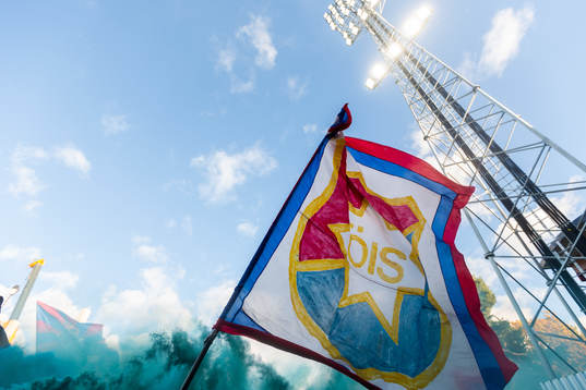 En flagga med Örgrytes logotyp