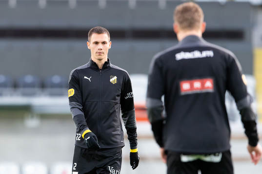  Häckens Tobias Carlsson innan fotbollsmatchen i