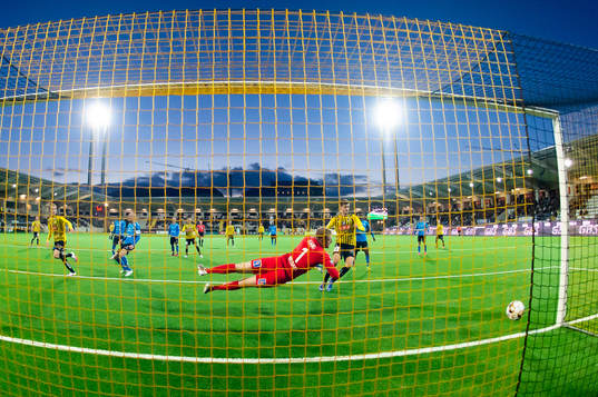 Häckens Jasse Tuominen gör 1-1 bakom Halmstads målvakt