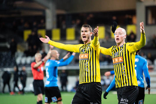 Häckens Johan Hammar och Valgeir Fridriksson reagerar