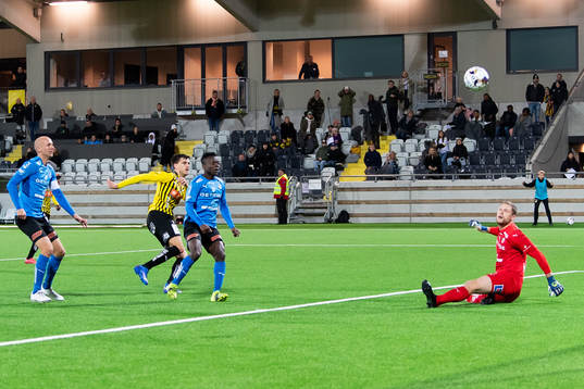 Halmstads målvakt Malkolm Nilsson Säfqvist räddar ett