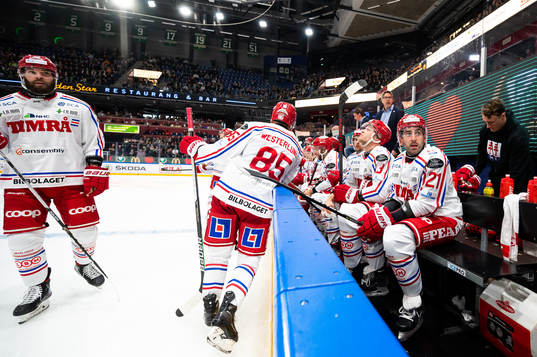 Timrås Joey LaLeggia deppar med lagkamrater