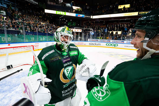 Färjestads målvakt Dominik Furch och Per Åslund jublar