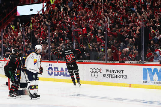 Örebros Robin Kovacs jublar