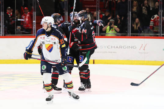 Örebros Jani Lajunen jublar med Nick Ebert
