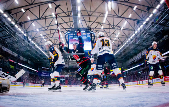 Örebros Christopher Mastomäki jublar vid 1-0 och