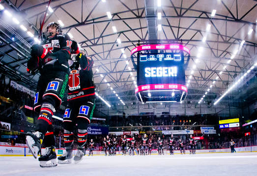 Örebros Leo Carlsson jublar framför publiken