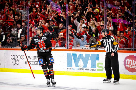 Örebros Leo Carlsson gör 4-3 och jublar