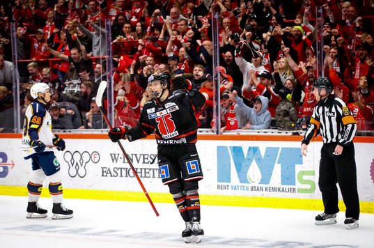 Örebros Leo Carlsson gör 4-3 och jublar och Djurgårdens