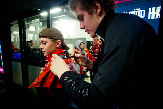 Örebros Leo Carlsson skriver autografer