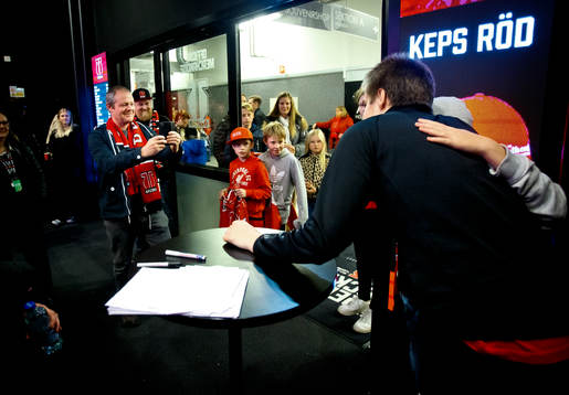 Örebros Leo Carlsson skriver autografer