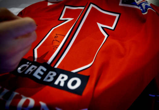 Örebros Leo Carlsson skriver autografer