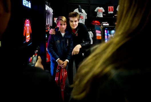 Örebros Leo Carlsson skriver autografer