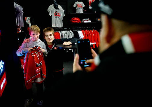 Örebros Leo Carlsson skriver autografer