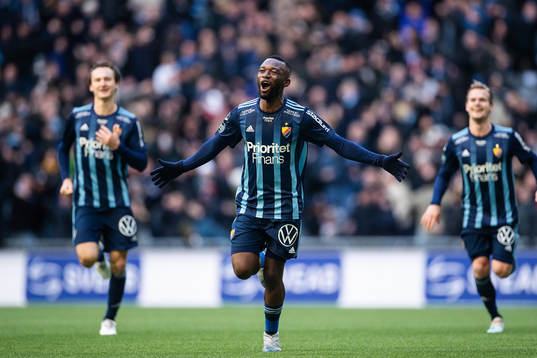 Djurgårdens Emmanuel Banda jublar