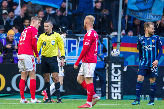 Kalmars Lars Saetra och domare Bojan Pandzic