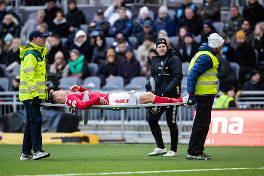 Kalmars Lars Saetra bärs ut på bår skadad