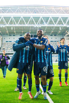 Djurgårdens Edward Chilufya och Emmanuel Banda jublar