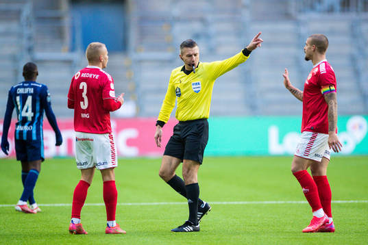 domare Bojan Pandzic med Kalmars Sebastian Ring och Douglas
