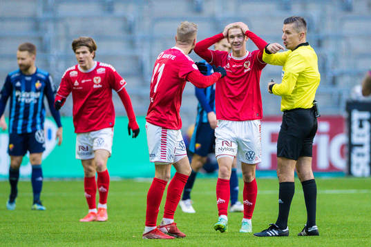 Kalmars Jonathan Ring och Carl Gustafsson i diskussion med