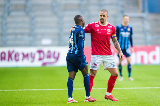 Djurgårdens Edward Chilufya och Kalmars Douglas Bergqvist