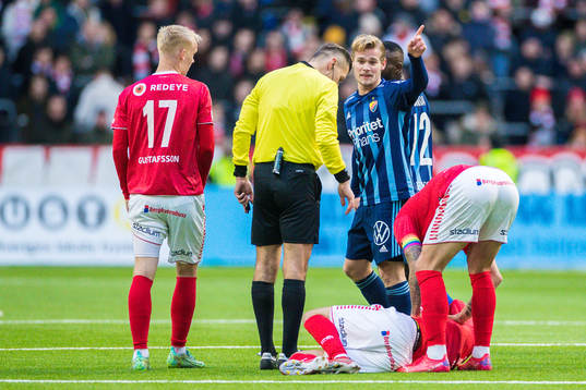 Djurgårdens Hampus Finndell och domare Bojan Pandzic
