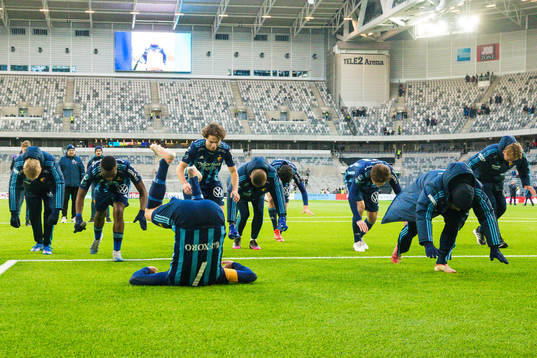 Djurgårdens spelare jublar med kullerbyttor