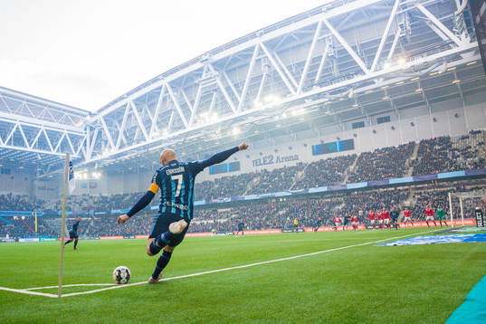 Djurgårdens Magnus Eriksson med en hörna på Tele2 Arena