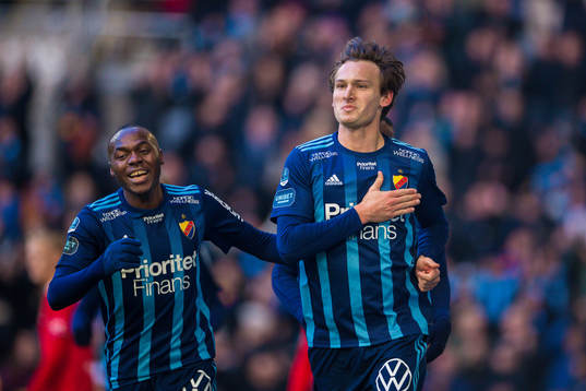 Djurgårdens Edward Chilufya och Hjalmar Ekdal jublar
