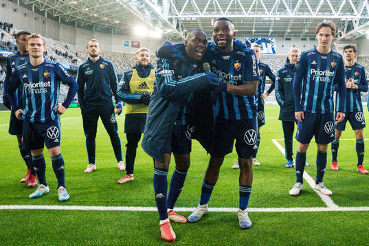 Djurgårdens Edward Chilufya (m) och Emmanuel Banda (m)