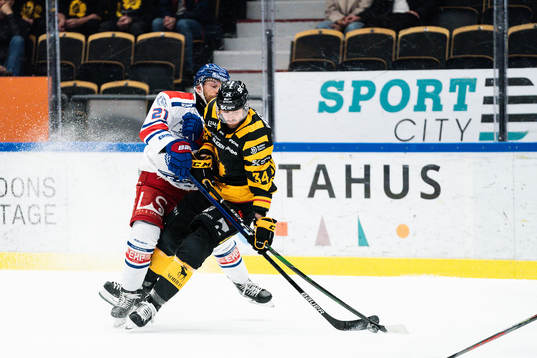 Oskarshamns Brian Cooper och Skellefteås Tom Kühnhackl