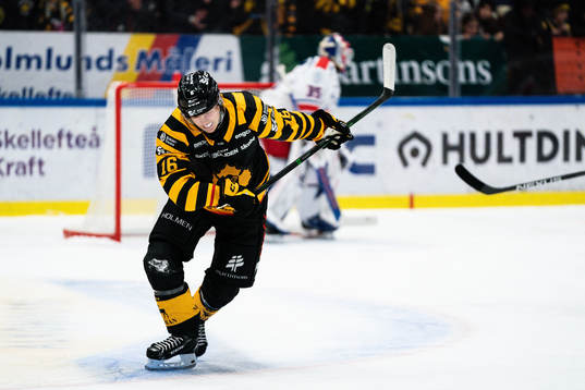 Skellefteås Linus Lindström lämnar isen skadad