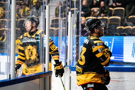 Skellefteås Adam Mascherin lämnar isen skadad