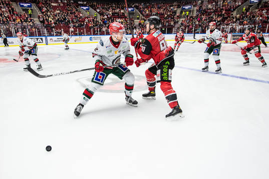 Frölundas Christian Folin  och Malmö Redhawks Lance Bouma