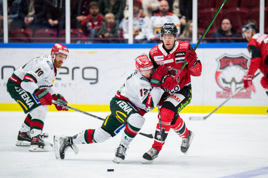 Frölundas Max Friberg och Malmö Redhawks Carl Persson