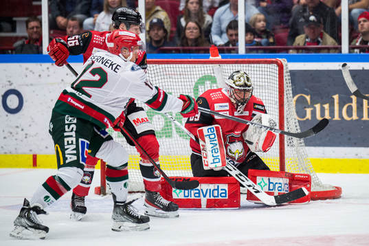 Frölundas Max Friberg oroar mot Malmö Redhawks målvakt