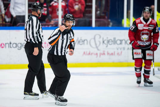 Domare Marcus Linde tecknar att Malmö Redhawks 1-0 mål