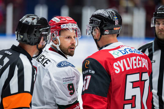 Frölundas Jan Mursak och Malmö Redhawks Emil Sylvegård i