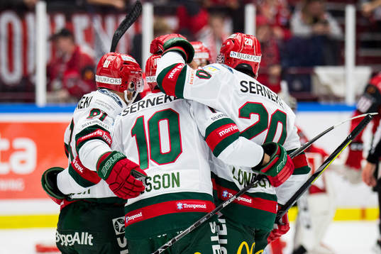 Frölundas Jens Olsson jublar med lagkamrater