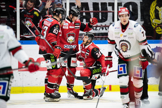 Malmö Redhawks Carl Söderberg jublar med Fredrik