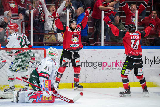 Malmö Redhawks Carl Söderberg jublar med Carl-Johan Lerby