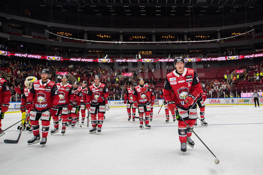 Malmö Redhawks spelare med Emil Sylvegård jublar