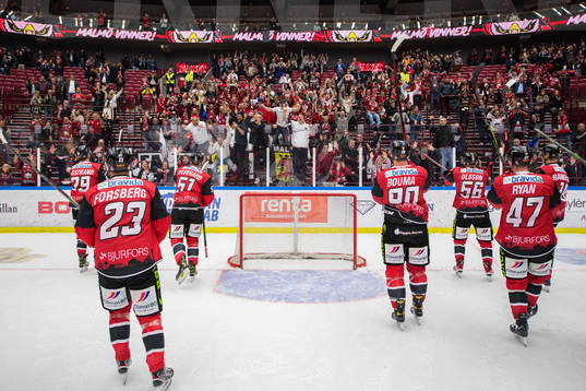 Malmö Redhawks spelare jublar mot publiken