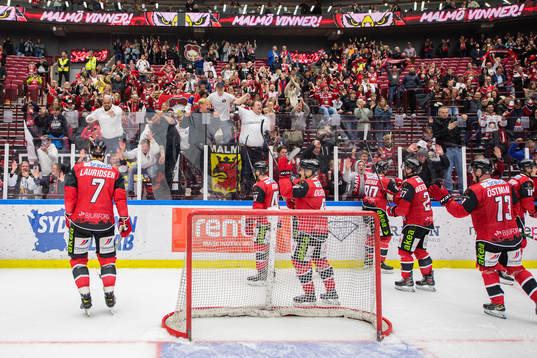 Malmö Redhawks spelare jublar mot publiken