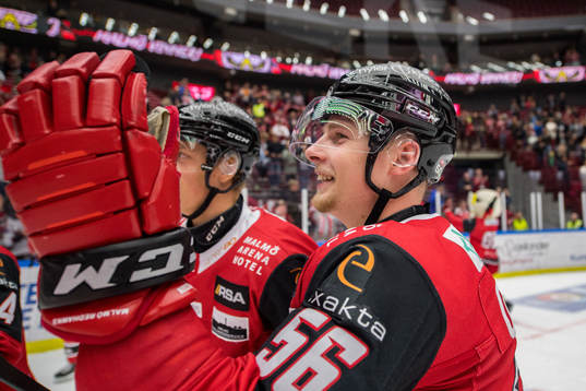 Malmö Redhawks Anton Olsson jublar