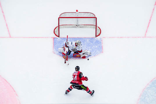 Malmö Redhawks Carl Söderberg oroar mot Frölundas
