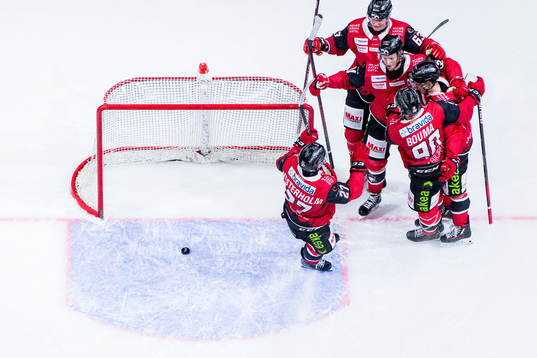 Malmö Redhawks Carl Söderberg jublar med lagkamrater