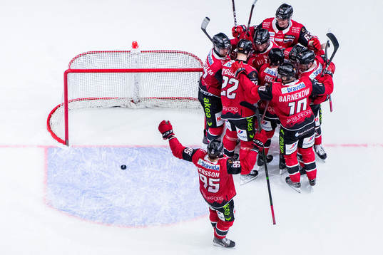 Malmö Redhawks Carl Söderberg jublar med lagkamrater