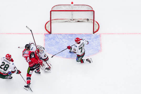 Malmö Redhawks Carl Söderberg skjuter in 1-2 målet bakom