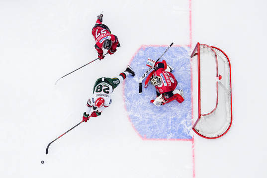 Frölundas Johan Sundström oroar mot Malmö Redhawks